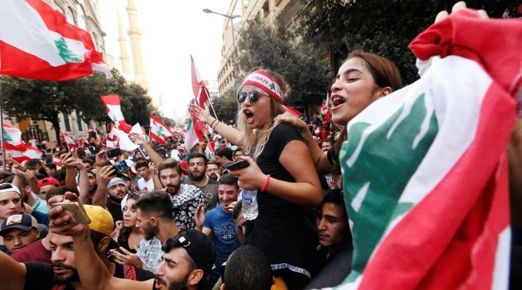 الوضع يتأزم من جديد في لبنان: عودة الإحتجاجات وقطع الطرقات