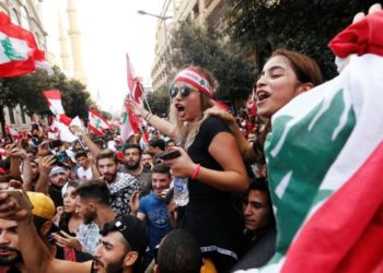 الوضع يتأزم من جديد في لبنان: عودة الإحتجاجات وقطع الطرقات