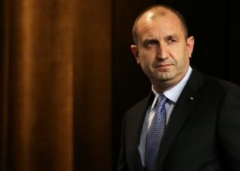 الإنتخابات الرئاسية البلغارية: فوز الرئيس المنتهية ولايته رومان راديف