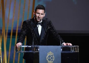 للمرة السابعة: ميسي يتوج بجائزة الكرة الذهبية