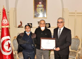 وزير التربية يكرم مدير المصحة التي عالجت الأستاذ الصحبي بن سلامة