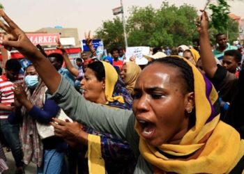 مطالبين بحكم مدني: آلاف المحتجين في شوارع السودان
