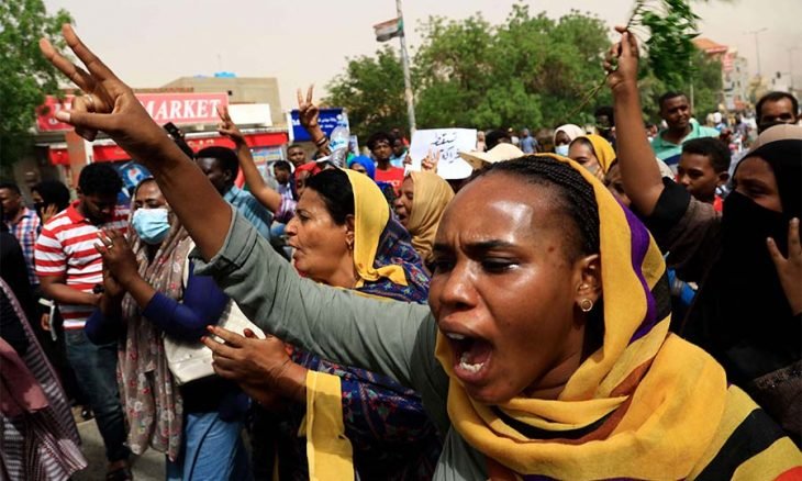 مطالبين بحكم مدني: آلاف المحتجين في شوارع السودان