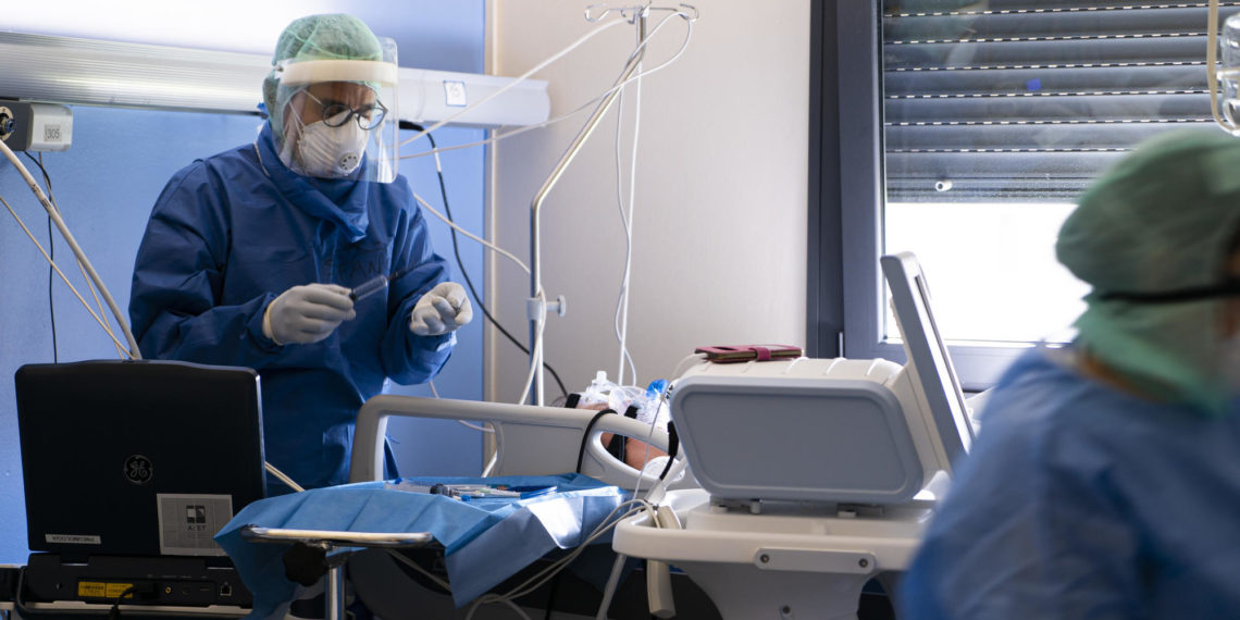 وزارة الصحة: 25 وفاة و9800 إصابة جديدة بكورونا￼