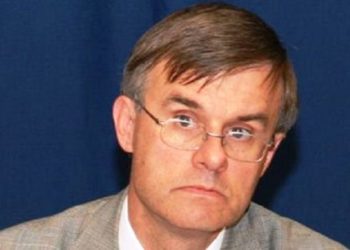 سفير أمريكي سابق يغرد: إستقالة عكاشة تعكس تطور الإختلاف بينها وبين سعيّد