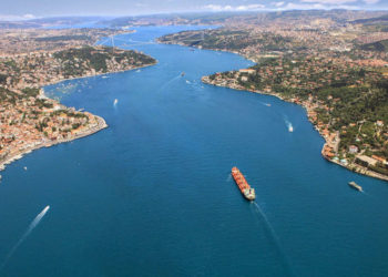 أوكرانيا تطلب من تركيا إغلاق مضيقي البوسفور والدردنيل أمام روسيا