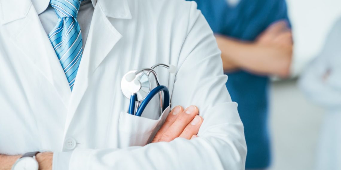 1000 طبيب يهاجرون سنويا بسبب عجز القطاع العام عن استيعابهم