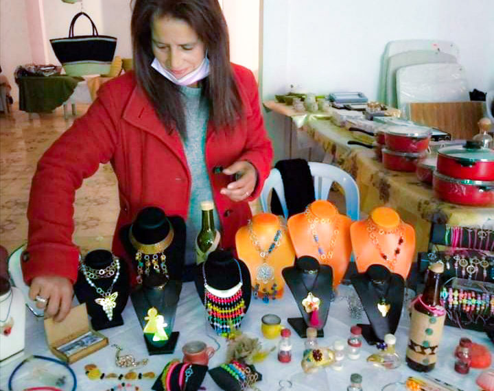 حرفيات الجريصة يرفضن الإستسلام وينظمن معرضا