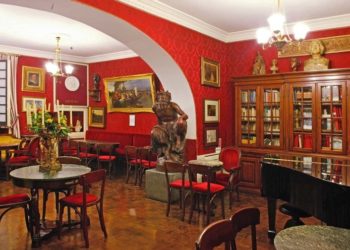 المقهى اليوناني درة من درر روما عمره 262 عاما لعشاق الاصالة والبذخ والانفاق المجنون