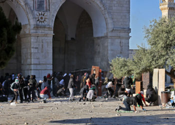 الولايات المتحدة تدعو إلى “ضبط النفس”  بعد إصابة أكثر من 150 فلسطينيا بالمسجد الأقصى