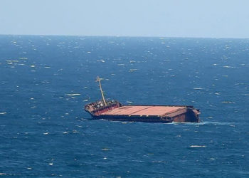 جلسة عاجلة بمقر وزارة البيئة بعد غرق السفينة الغينية بخليج قابس