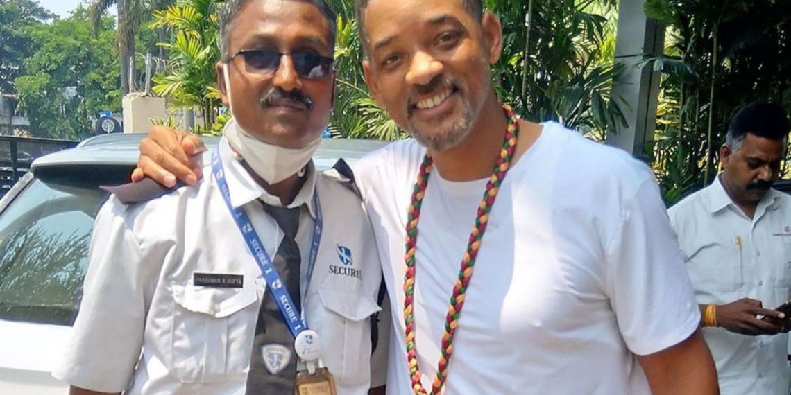 أول ظهور له بعد صفعة الأوسكار: ويل سميث فى زيارة روحانية للهند