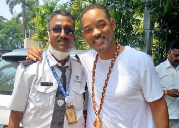 أول ظهور له بعد صفعة الأوسكار: ويل سميث فى زيارة روحانية للهند