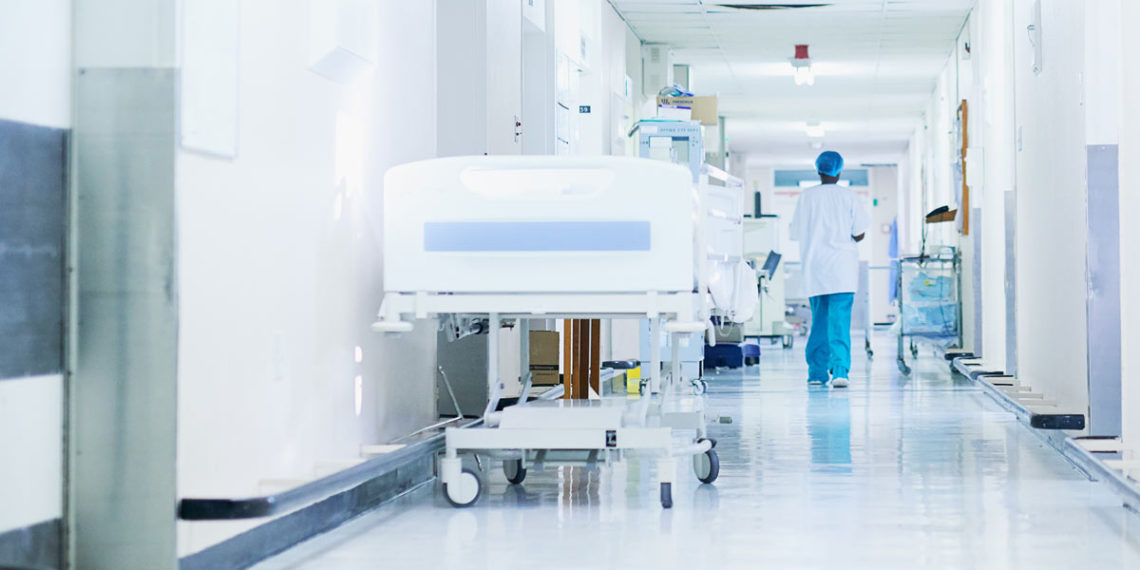 احتجاج إطارات وأعوان مستشفى سيدي بوزيد بعد إيقاف مدير المستشفى ورئيس قسم الإستعجالي بتهم فساد