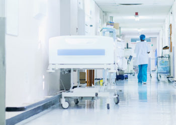 احتجاج إطارات وأعوان مستشفى سيدي بوزيد بعد إيقاف مدير المستشفى ورئيس قسم الإستعجالي بتهم فساد