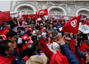 نيويورك تايمز: قيس سعيد منشغل بتفكيك منجزات الثورة.. والمجتمع المدني يتفرج على إعدام الديمقراطية