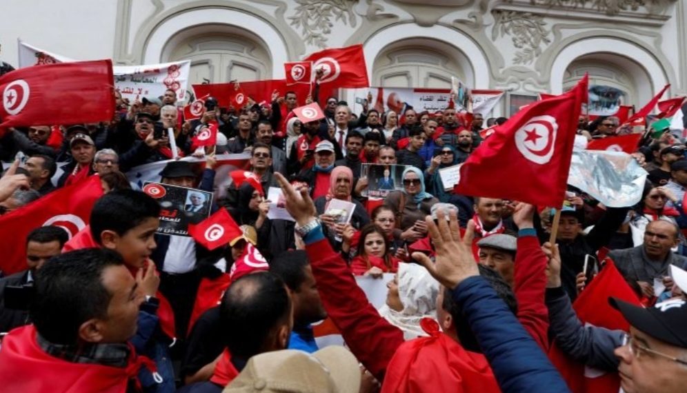 نيويورك تايمز: قيس سعيد منشغل بتفكيك منجزات الثورة.. والمجتمع المدني يتفرج على إعدام الديمقراطية