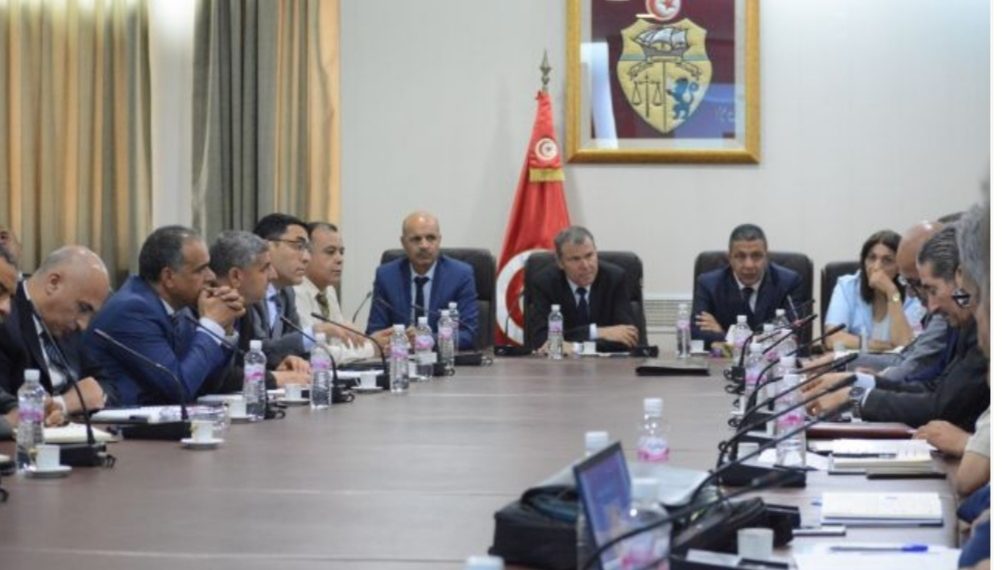 وزارة الداخلية تدرس استعدادات عودة الجالية التونسية بالخارج