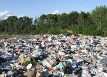 بعد رميه النفايات بالوسط الطبيعي: الاحتفاظ بصاحب شاحنات لتوزيع ونقل النفايات￼