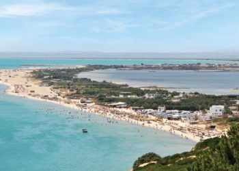 لتحوزها على الملك العمومي البحري: هدم وإزالة بناءات بشواطئ غار الملح وأوتيك