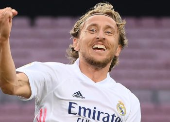 مودريتش يجدد عقده مع ريال مدريد لمدة سنة