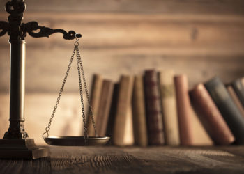 طبيب وزوج وزيرة سابقة يتهمها بابتزازه عبر اقتحام محل سكنه دون إذن قضائي وزرع كاميرا مراقبة