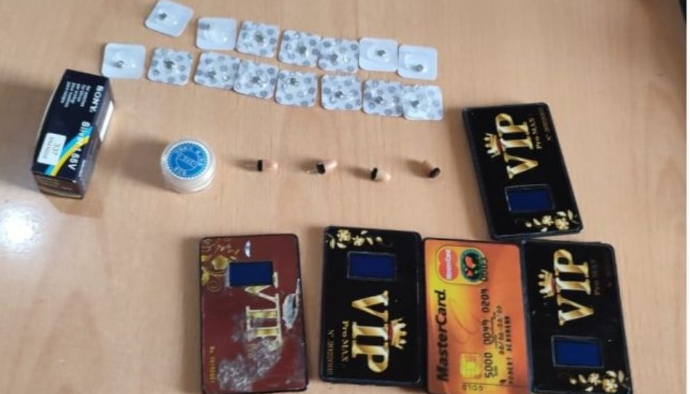 تفكيك شبكات مُختصة في بيع تجهيزات الغش في الامتحانات