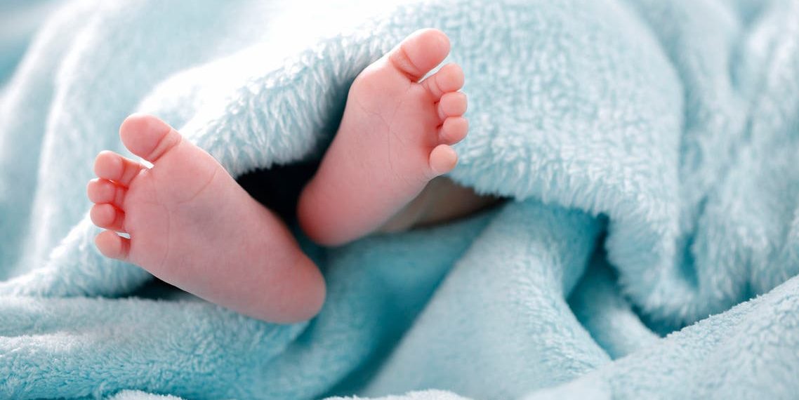 قربة: الإحتفاظ بإمرأة عمدت رمي رضيعها بمقبرة