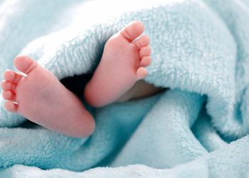 قربة: الإحتفاظ بإمرأة عمدت رمي رضيعها بمقبرة