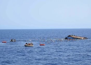 البحث عن المفقودين متواصل: وفاة 3 أشخاص ونجاة 11 آخرين في حادث  غرق مركب بمدنين