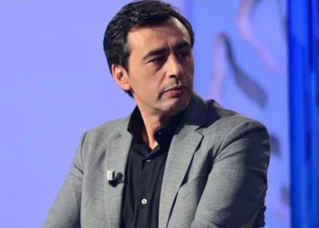 بن مبارك: “مشروع الدستور منقول حرفيا عن دستور بن علي ويضرب في مقتل مبدأ التوازن ويؤسس لنظام السلاطين البالي”