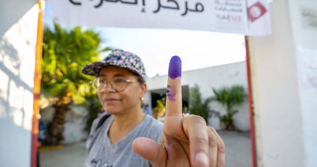 مراقبون: هيئة الانتخابات تسرعت في نشر النتائج الأولية للإستفتاء ثم سحبها  ما يشكك في مصداقية الهيئة