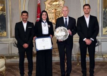 سعيّد يكرّم أنس جابر ويقلّدها وسام الاستحقاق