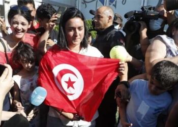 انس جابر لمستقبليها في المطار: أعدكم بتتويجات عالمية