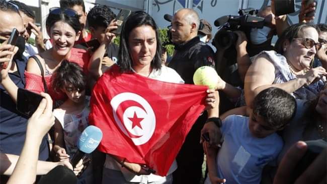 انس جابر لمستقبليها في المطار: أعدكم بتتويجات عالمية