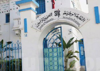 نقابة الصحفيين تندد بالإعتداءات على المتظاهرين وتعتبرها “سياسة القمع البوليسي” و”وصمة عار على تونس”