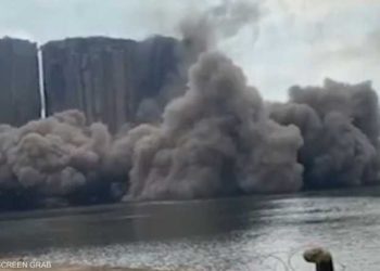 انهيار جزء من صوامع بيروت وتوقعات المزيد