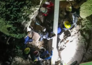 انتشال جثث 5 أشخاص من تحت ركام المزار الديني في العراق