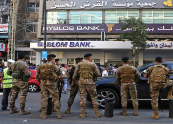 لبنان.. مسلح يحتجز رهائن داخل مصرف في بيروت