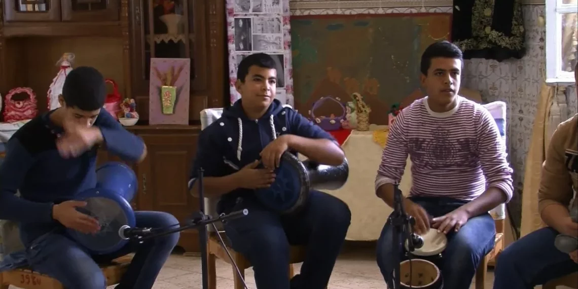 الجزائر.. أعضاء فرقة “التحدي” يتحدون الإعاقة ويعزفون موسيقى لا يسمعونها