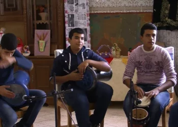 الجزائر.. أعضاء فرقة “التحدي” يتحدون الإعاقة ويعزفون موسيقى لا يسمعونها