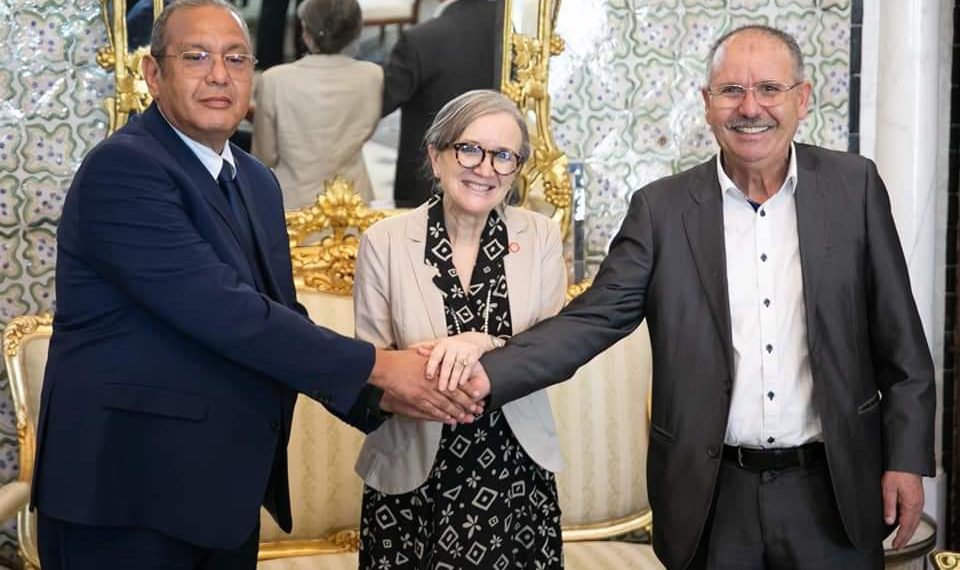 توقيع عقد “المثابرة لمجابهة التحديات الاستثنائية الاجتماعية والاقتصادية والمالية” بين الحكومة وإتحاد الشغل