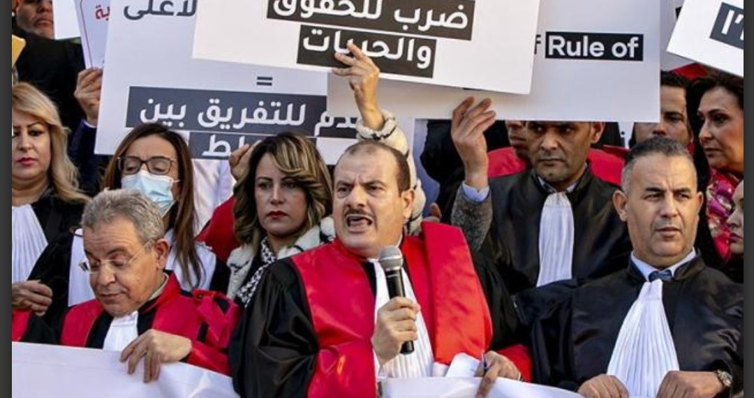 قرار قضائي بإيقاف تنفيذ قرار عزل القضاة