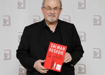 الفيلسوف الفرنسي برنار هنري ليفي يعتبر أن جائزة نوبل للآداب يجب أن تمنح لسلمان رشدي