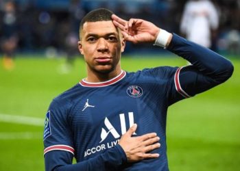 الحكم على المتهم بالعنصرية ضد مبابي يسعد والدته الجزائرية