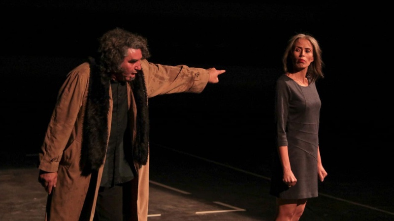 نقد مسرحية ” تَائِهُون “