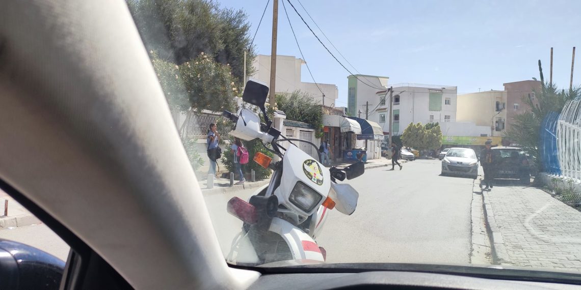 الأمن يسحب السيارة الوظيفية للعضو المُقال لهيئة الإنتخابات سامي بن سلامة وسط الطريق