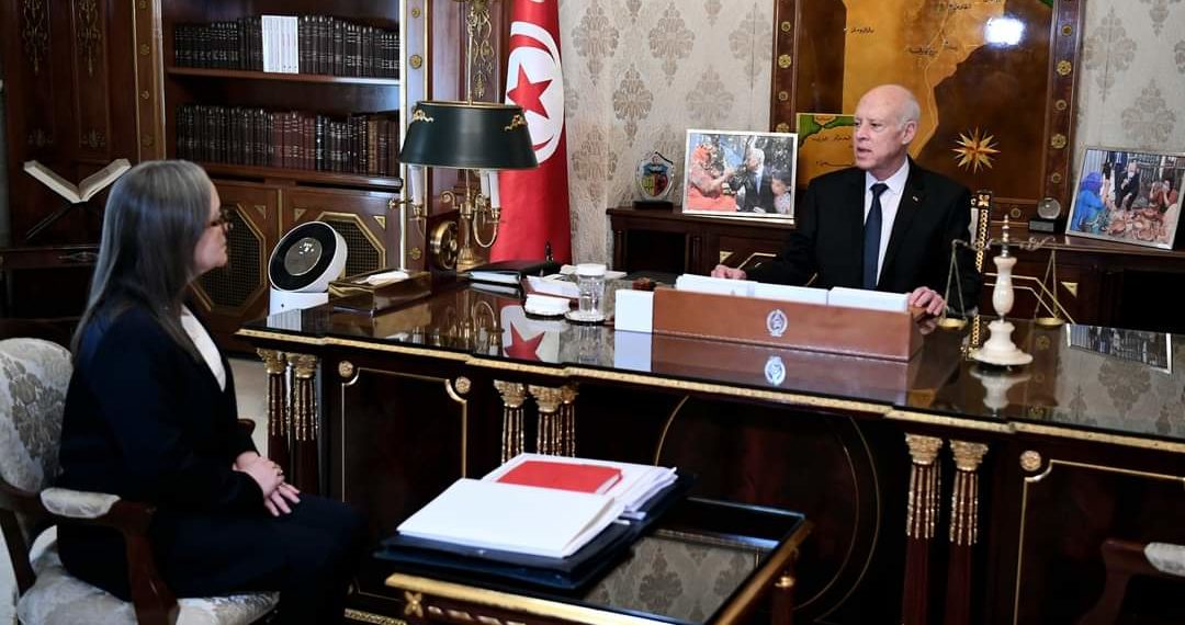 سعيّد: ”كيف نفسر توريد أكل للحيوانات ومواد التجميل والعطور الأجنبية في حين أن المواطنين يشكون الحد الأدنى من ضروريات الحياة”