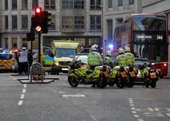 شرطيان يتعرضان للطعن وسط لندن