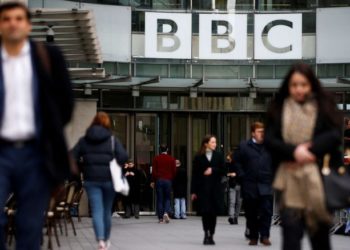 BBC توقف البث الإذاعي بـ10 لغات منها العربية وتلغي مئات الوظائف